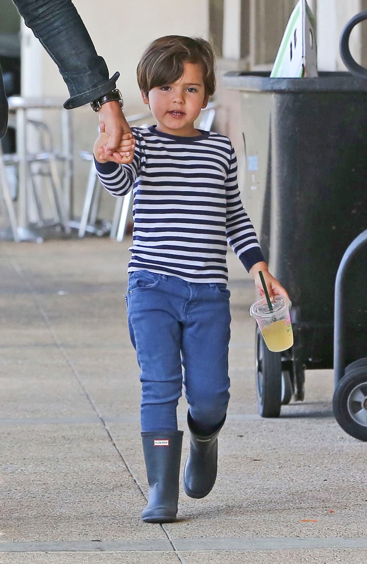 El pequeño Flynn, mientras tanto, se colocó unos jeans, una camiseta a rayas y botas de lluvia.