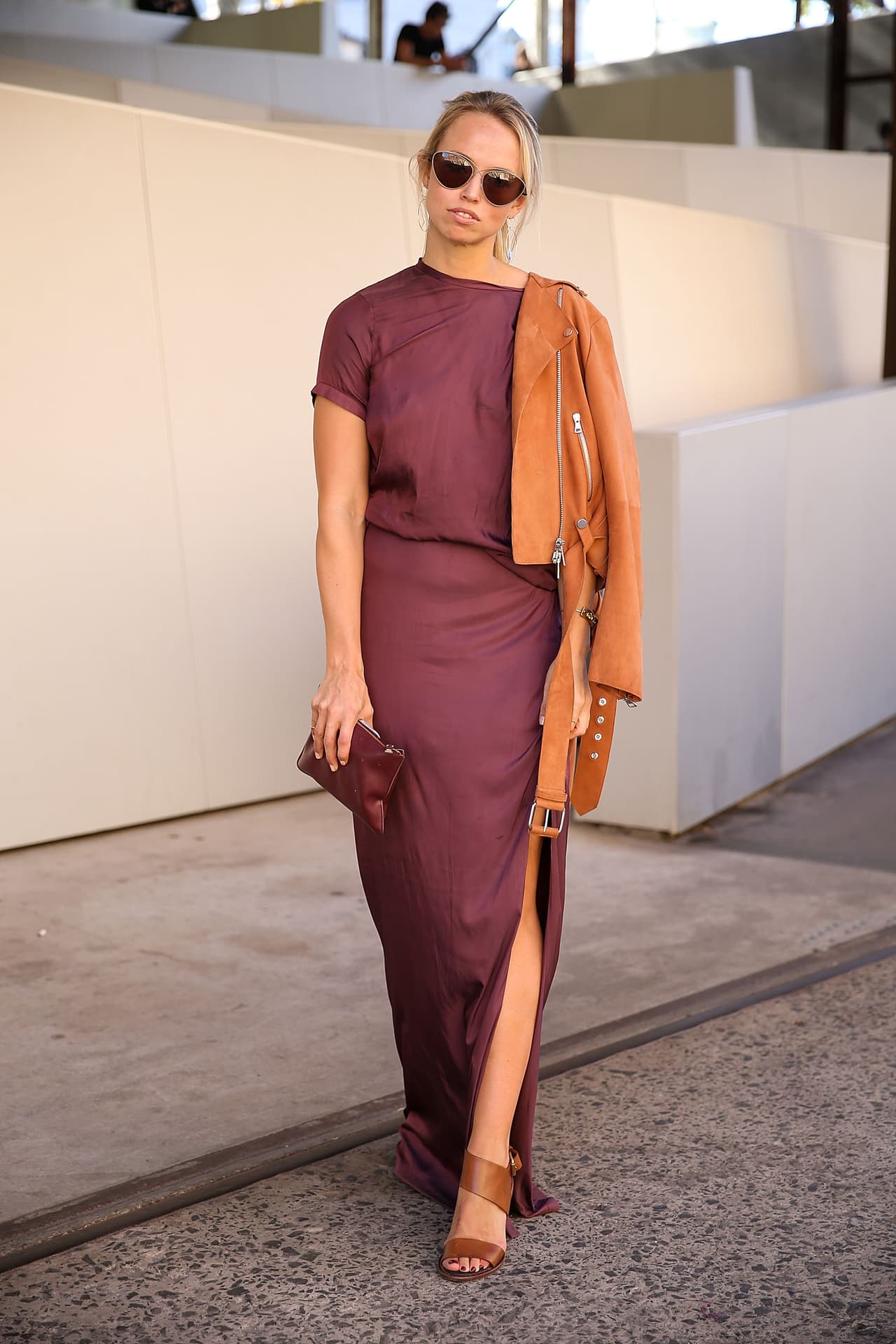 5. Haz combinaciones de colores menos obvias: Una manera muy sencilla de darle un renacer a una prenda es combinándola con cosas que tu cordura estilística siempre te ha dicho que no hagas. Pon juntos colores disonantes, o mezcla texturas poco uniformes para que veas cómo las piezas de la nada se hacen otras.