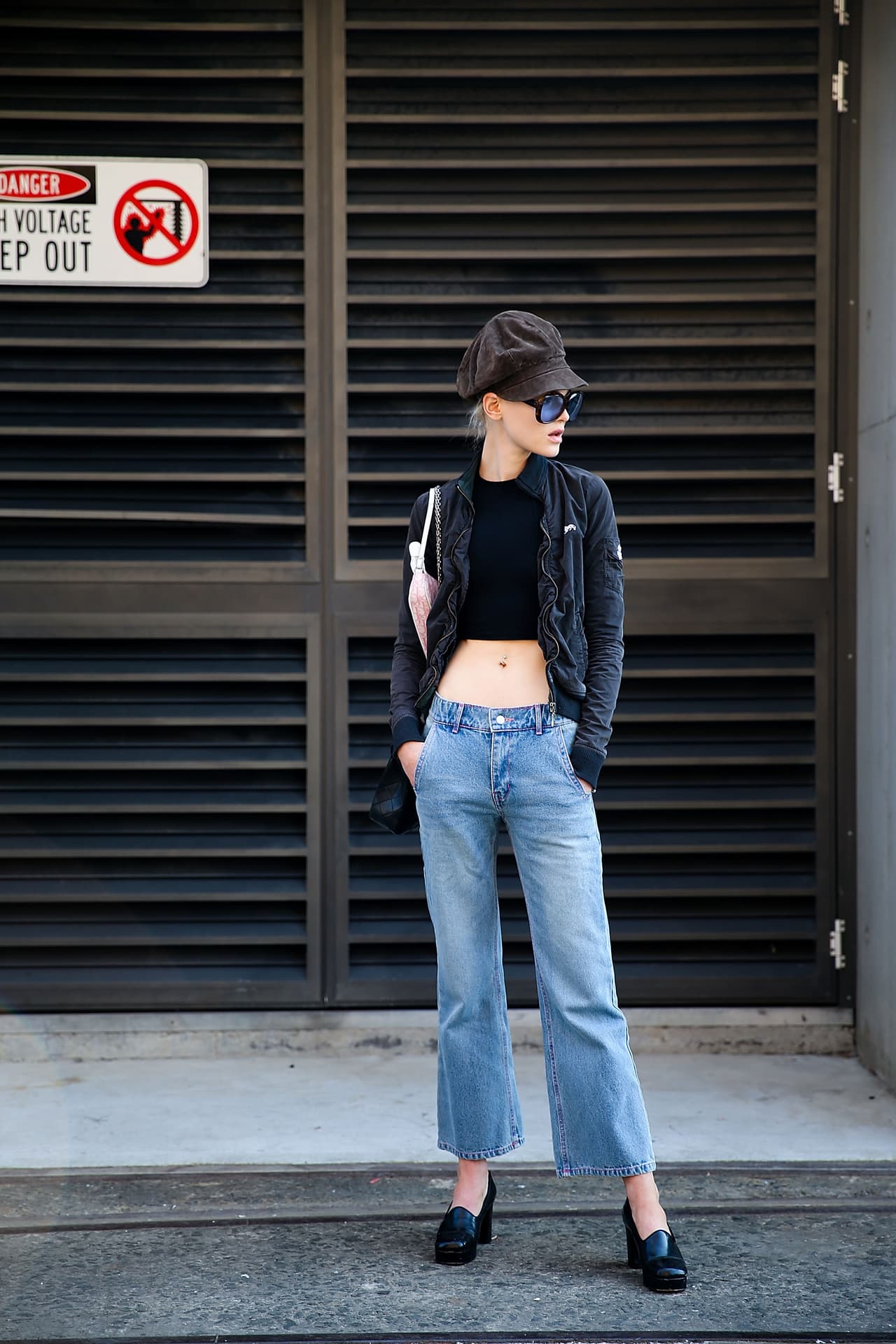 Si no eres muy buena con el 'hazlo tú mismo' puedes darle un cambio de nivel a tus jeans simplemente llevándolos con unos buenos tacones. Recórtale las botas y deshiláchalas un poco para que se vea más moderno.