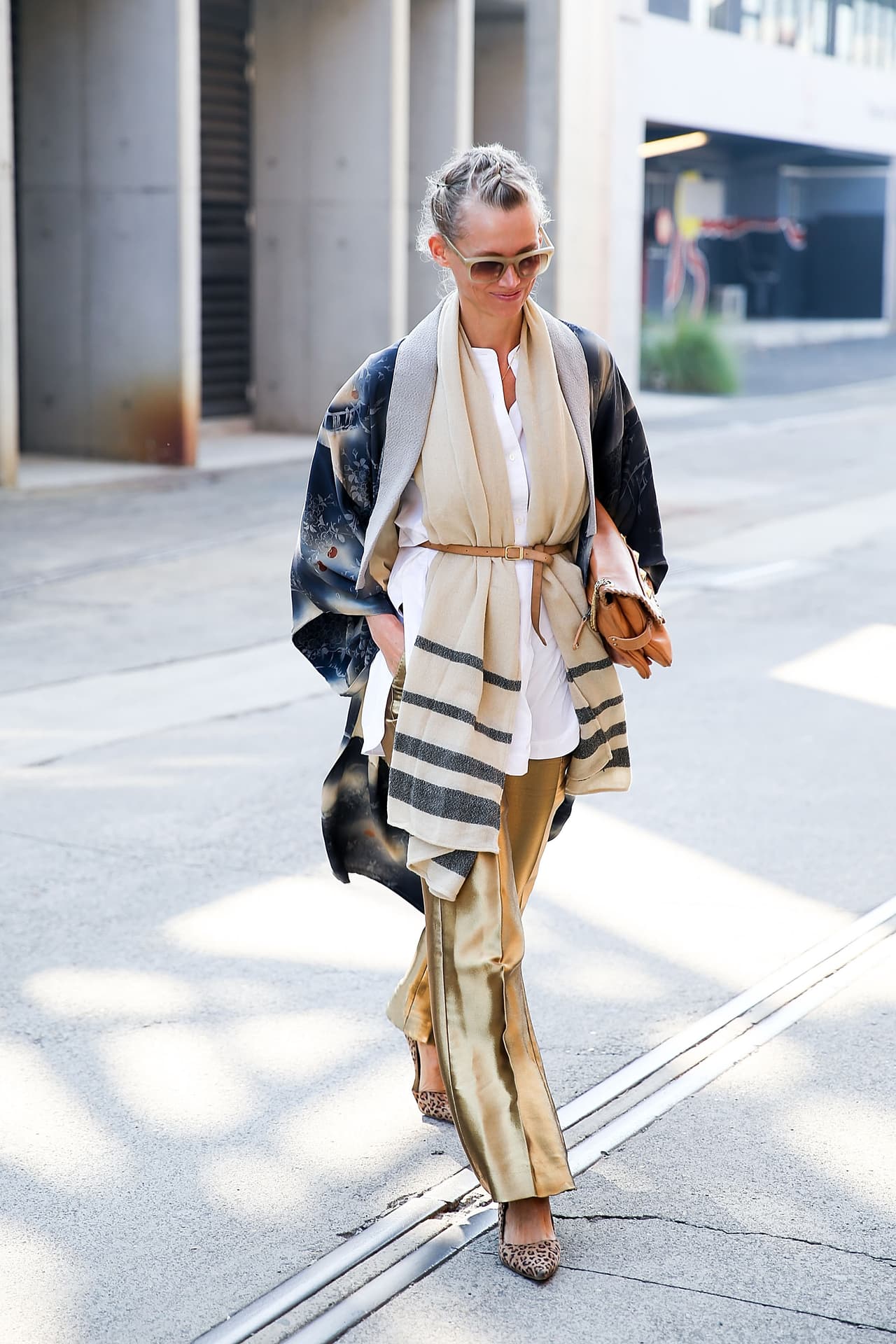 6. Vuelve tu pashmina una nueva blusa: Ya sabemos que una pashmina es una de esas prendas con infinidad de posibilidades pero apostamos a que no se te había ocurrido que se puede llevar como una blusa ajustándola con tu cinturón.