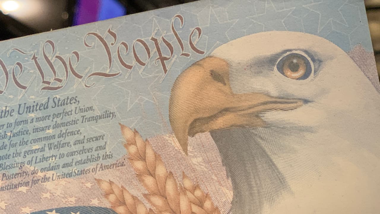 <b>En caso de divorcio o separación, se necesita presentar los documentos de la corte que acreditan la custodia legal de la persona que está solicitando el pasaporte para el niño.</b>
