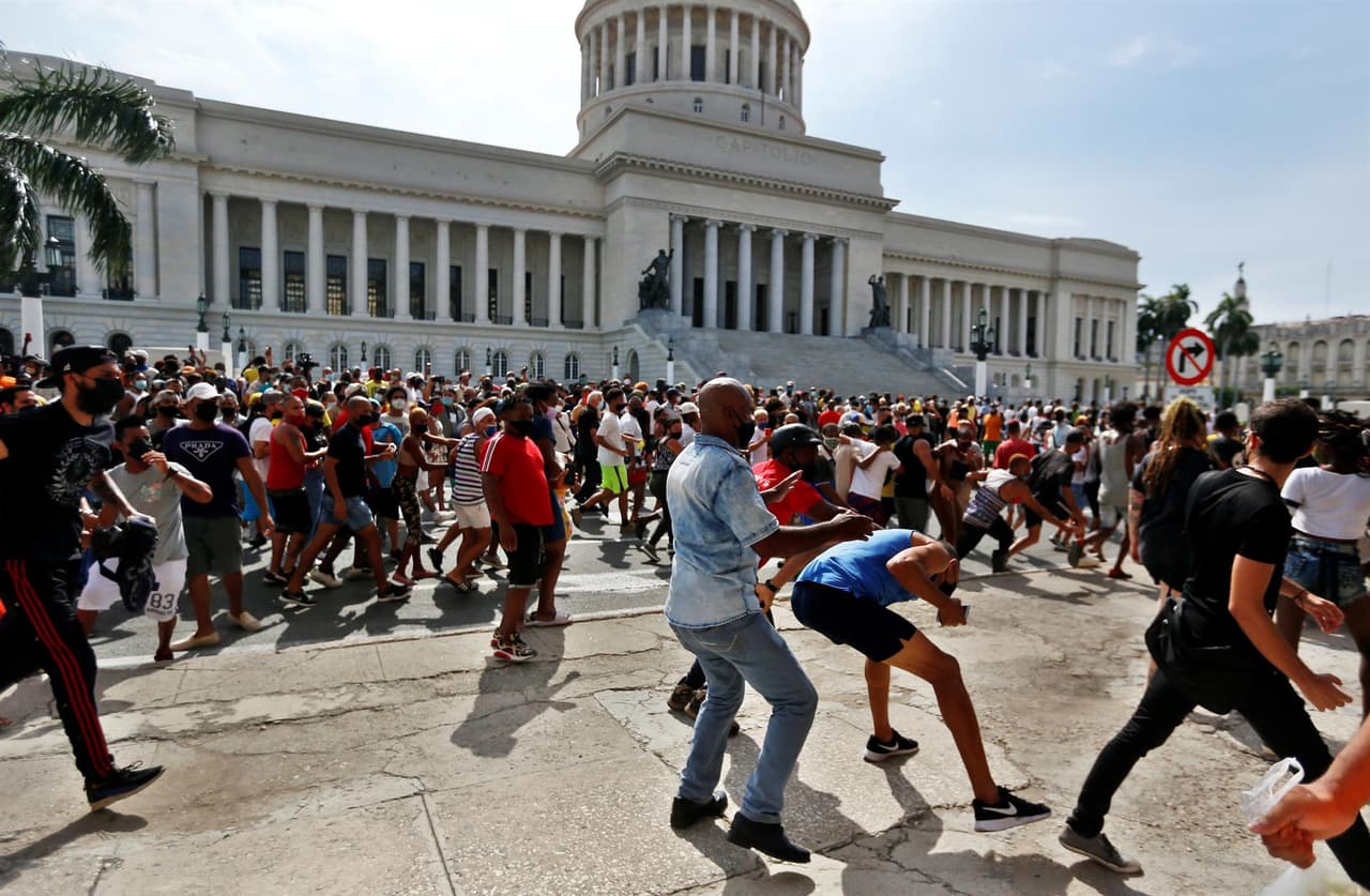 Durante la marcha por la barriada de Centro Habana un grupo de personas levantó adoquines del piso y los lanzó a los coches de la policía. Los agentes arrestaron violentamente a manifestantes hasta lograr dispersarlos. La protesta se produce en una jornada en la que 
<a href="https://www.univision.com/temas/cuba">Cuba</a> registró otra cifra récord de contagios de 
<a href="https://www.univision.com/temas/covid-19-enfermedad">covid-19</a> en 24 horas, con 6,923, para un total de 238,491, y de fallecidos, con 47, para un global de 1,537. "Son cifras alarmantes, que se incrementan por día", dijo este domingo el jefe de Epidemiología del Ministerio de Salud, Francisco Durán, en su habitual conferencia de prensa en televisión.
<br>
<br>
