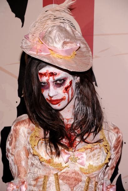 La modelo portuguesa Sara Sampaio, regresó del "más allá" para disfrutar de la fiesta.