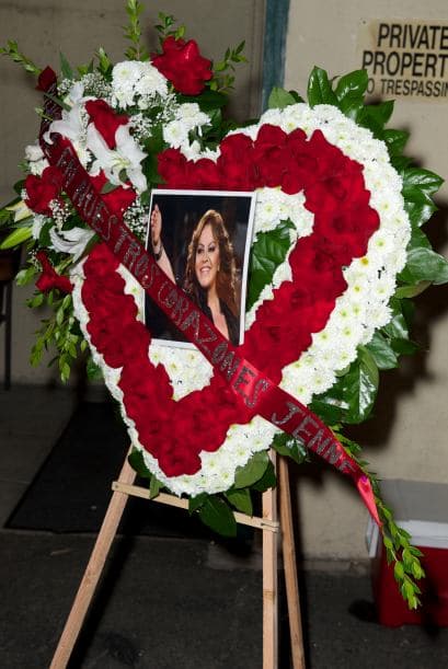 Tras días de rumores sobre el funeral, que según primeras versiones tendría lugar en Long Beach --la ciudad natal de Rivera en el sur de Los Ángeles--, la familia informó que el homenaje público se realizará en el anfiteatro Gibson en los estudios Universal en Burbank, al noreste de la ciudad.