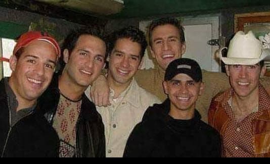 El intérprete de 40 años lució irreconocible, muy distinto a como lucía en aquellos años en los que brillaba sobre los escenarios.