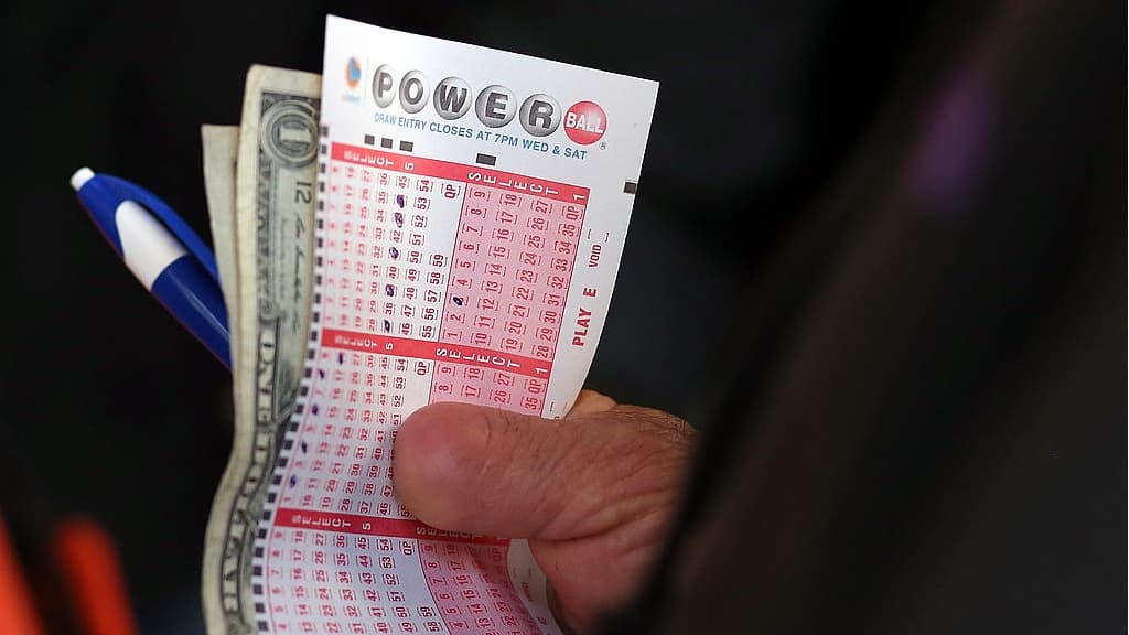 Boleto del Powerball por $448 millones se vende en una licorería de Riverside