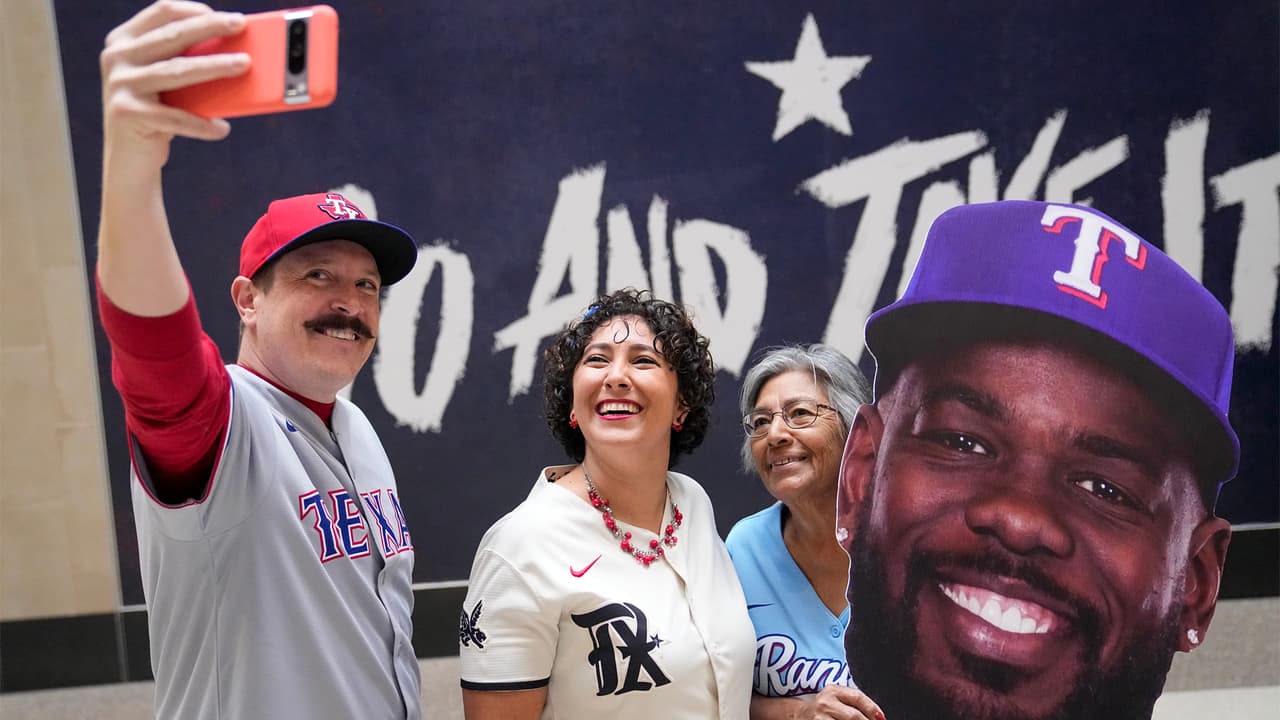 Los fanáticos llegan antes del Juego 2 de la Serie Mundial de béisbol entre los Arizona Diamondbacks y los Texas Rangers el sábado 28 de octubre de 2023 en Arlington, Texas.