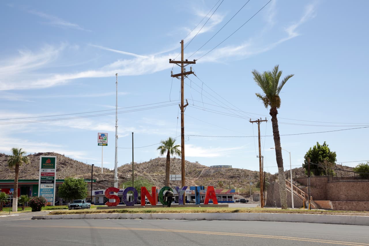 La historia de este pueblo que por años fue un corredor de migrantes cambió en 2015 cuando se desató una guerra de poderes y control de rutas del narcotráfico tras el arresto de varios líderes del cartel de Sinaloa.