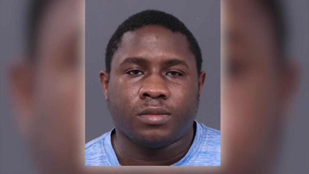 Asistente de maestro acusado de abusar sexualmente de 2 niños y poseer pornografía infantil