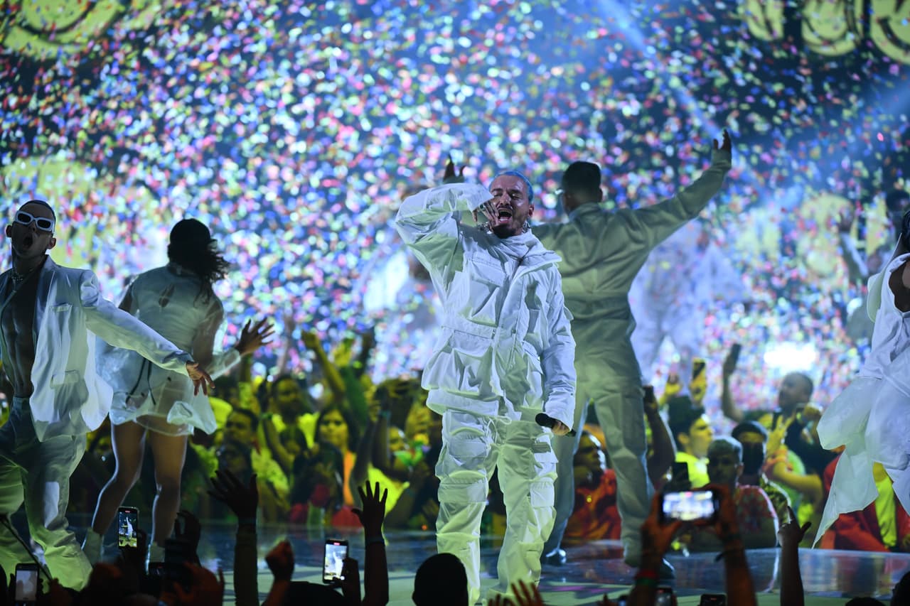 J Balvin cerró Premios Juventud 2022.