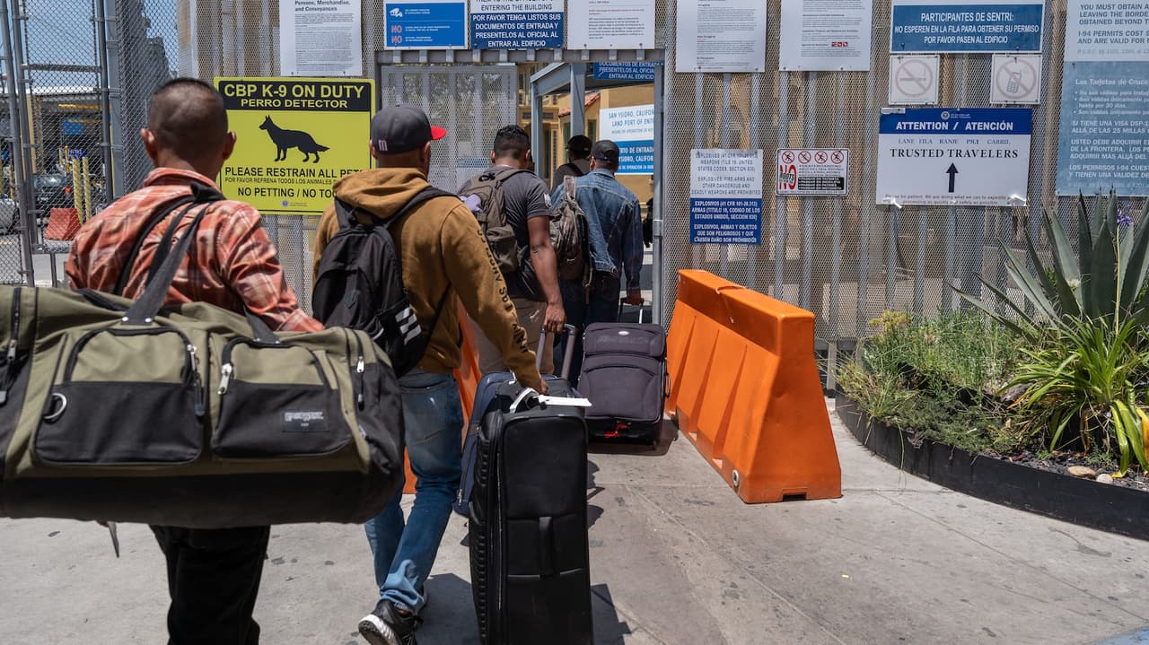 Investigan a proveedores médicos que otorgaban pases para cruzar sin filas por la frontera de Tijuana: así operaban