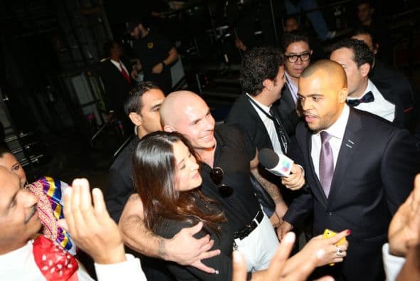 Pitbull también posa con las bellas, y en Premio Lo Nuestro tenemos las pruebas.