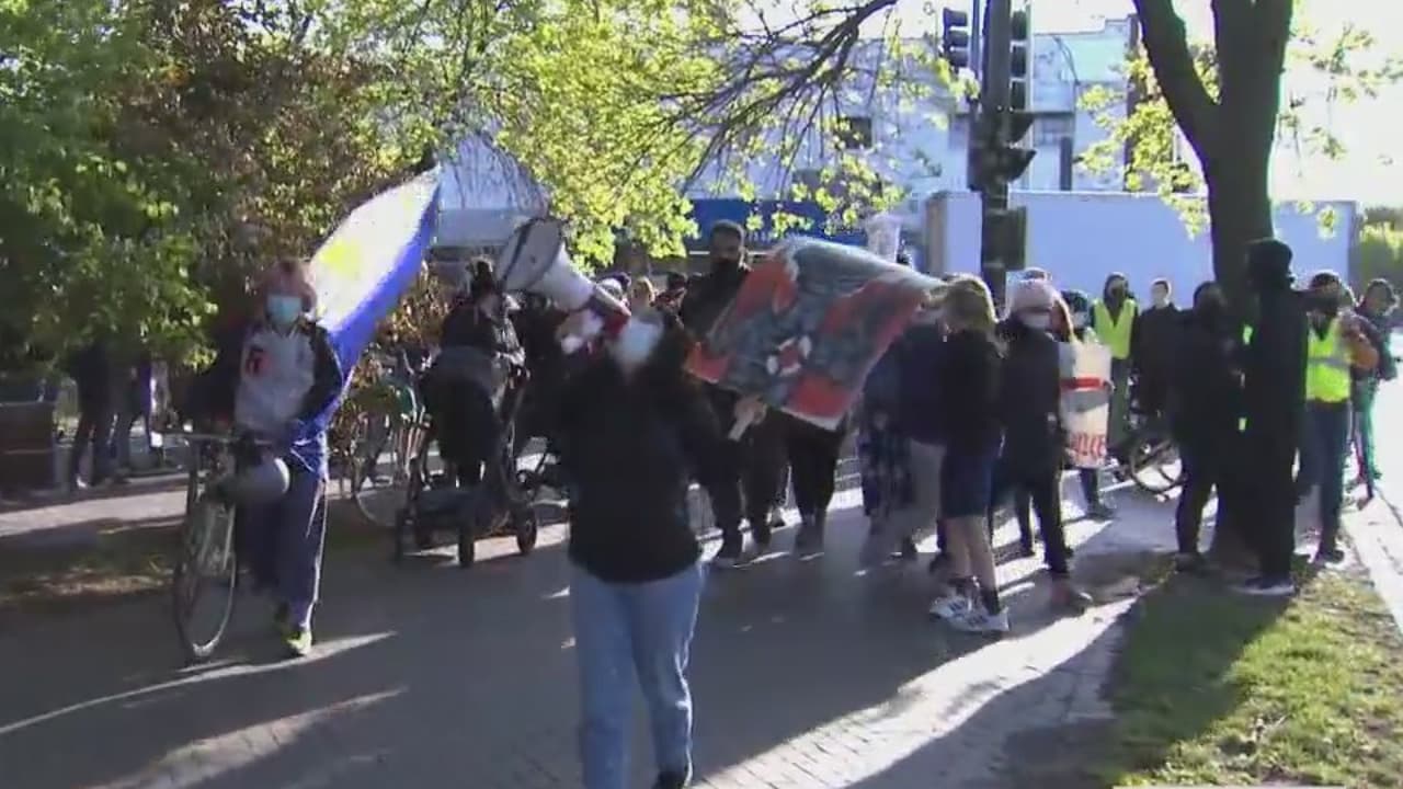 <b>Apoyo a las madres por parte de sus comunidades:</b>
<br>Activistas y líderes de la comunidad se reunieron para honrar la memoria de Adam Toledo y Anthony Álvarez, entre otros baleados por agentes de la ciudad. Además, los manifestantesexigieron reformas que terminen con los presuntos abusos de autoridad y que garanticen justicia para todas las víctimas.