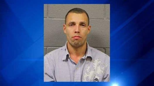 La policía pide que si ve a Jesse Vega llame de inmediato al 911. 