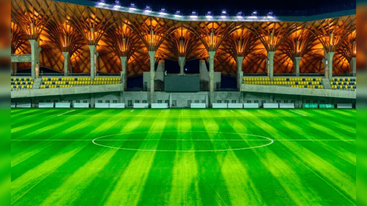 <b>Pancho Arena (Hungría)</b>
<br>Es una localidad de mil 500 habitantes y, en su momento, se criticó la construcción de estadio por obvias razones, tras considerarlo como "un monumento a la corrupción y la megalomanía".