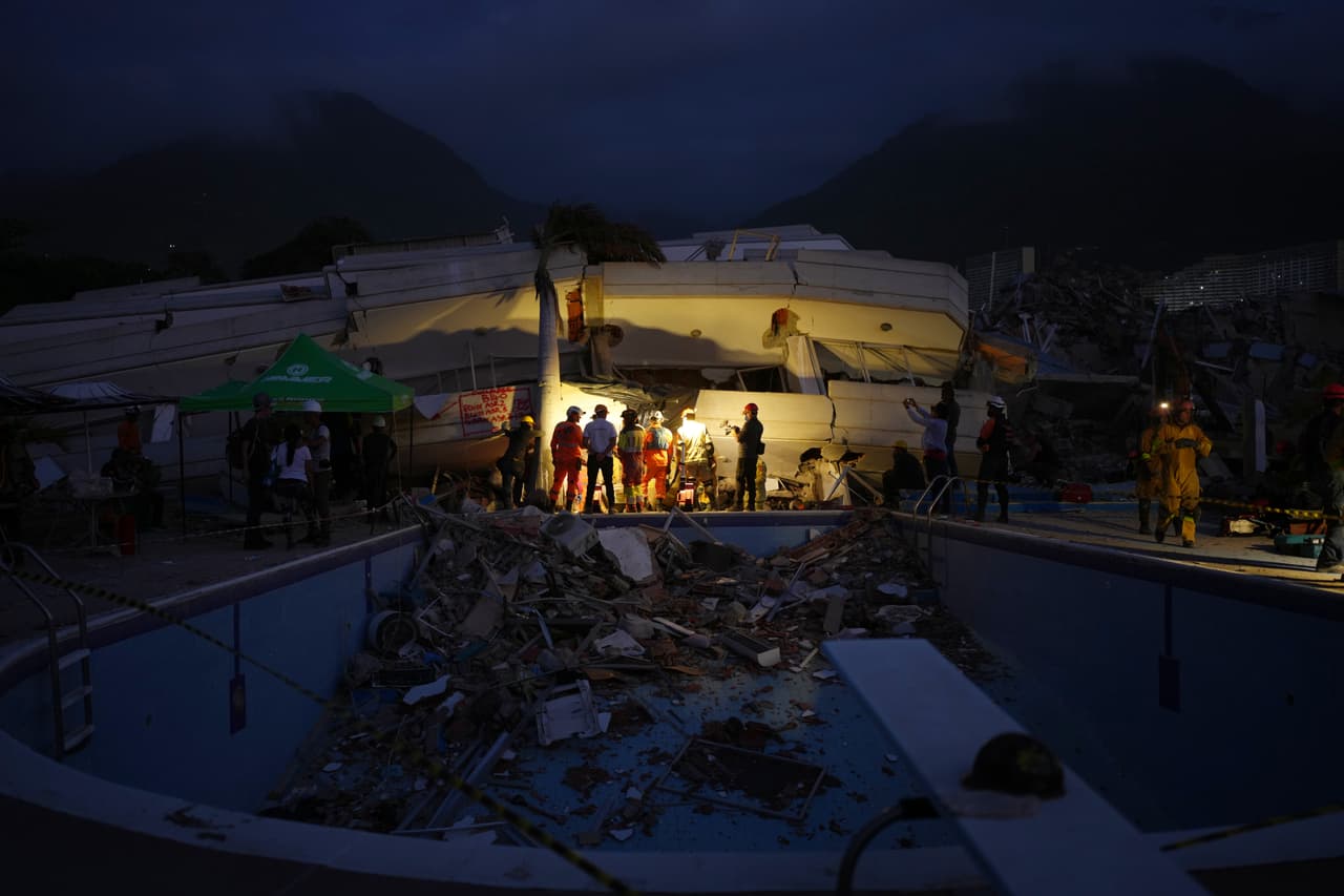 Equipos de rescate inspeccionan un edificio que colapsó durante dos terremotos en La Guaira, Venezuela, el miércoles 1 de julio de 2026.