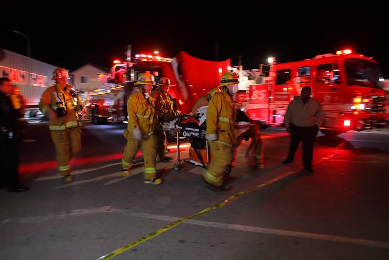 Los bomberos lograron extraer a dos personas adultas, una de ellas en estado grave, quienes fueron transportados a un hospital local.