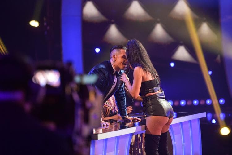 Apenas salió Natti Natasha al escenario, se acercó a la mesa de jueces e inicio el coqueteo con el famoso bailarín.