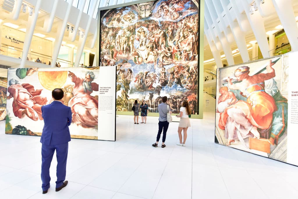 Así luce el Oculus Plaza con reproducciones del artista Miguel Ángel, que llegaron al World Trade Center de Nueva York a través la muestra que inició este viernes y estará un mes. Más imágenes aquí y sigue este enlace para boletos.