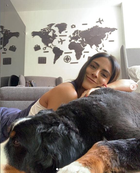 Su nueva pareja se parece a una de sus más famosas y mejores amigas. Basta con ver esta fotografía de Valeria Marín para saber de quién se trata.