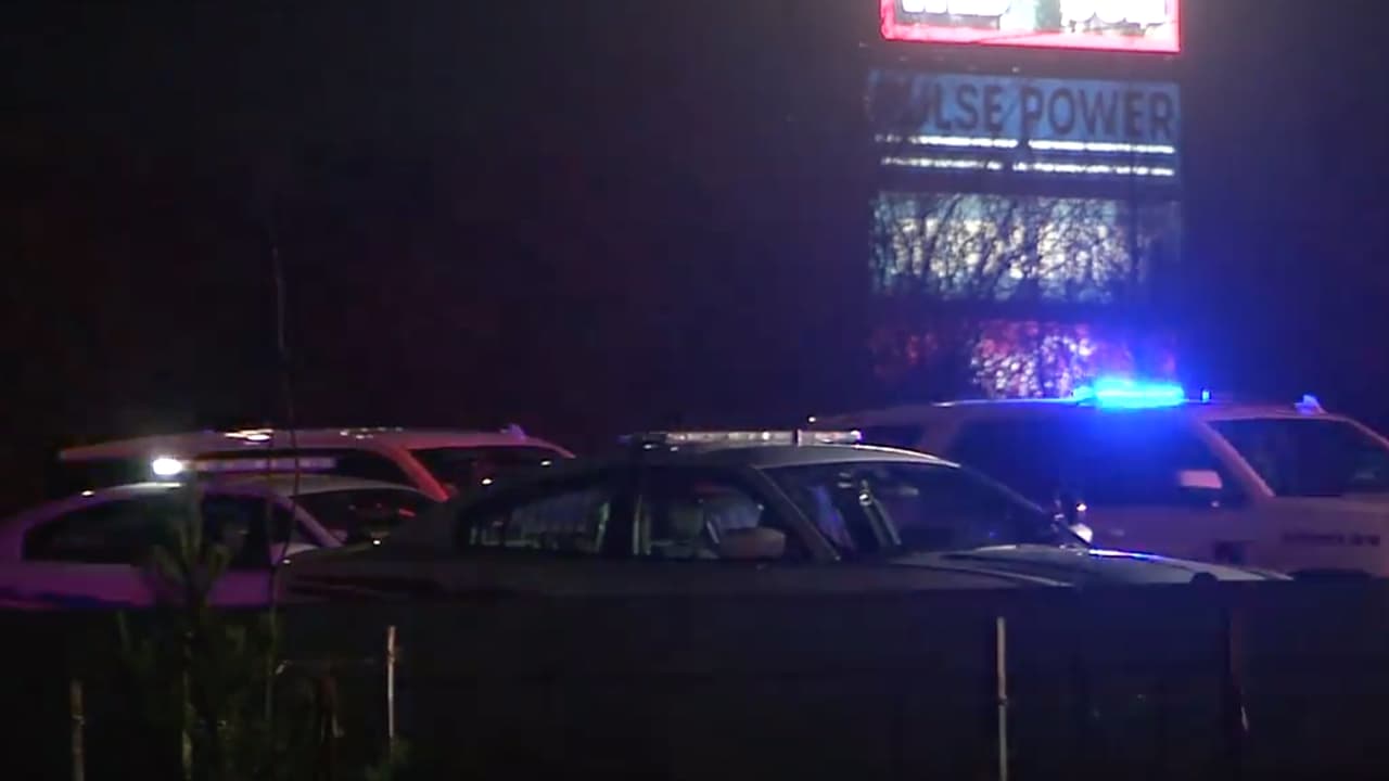 Según el reporte de la policía, la mujer conducía por la carretera 8 y N Gessner cuando perdió el control del camión.