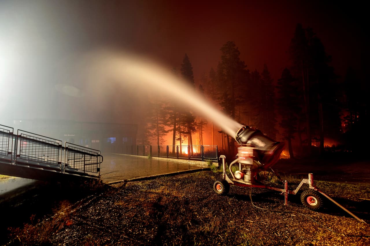 Más de 15,000
<a href="https://www.univision.com/temas/bomberos">bomberos</a> se encuentran luchando contra los varios incendios en California, entre ellos hay miembros de equipos de Utah, Washington, Wisconsin y Virginia Occidental, según explicó Mark Ghilarducci, director de la Oficina de Servicios de Emergencia de California.