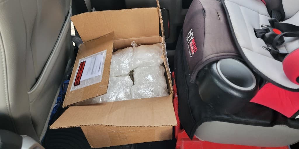 Detectaron la droga en un vehículo al que detuvieron cerca de Gila Bend. La misma se encontraba en el compartimiento de pasajeros trasero.