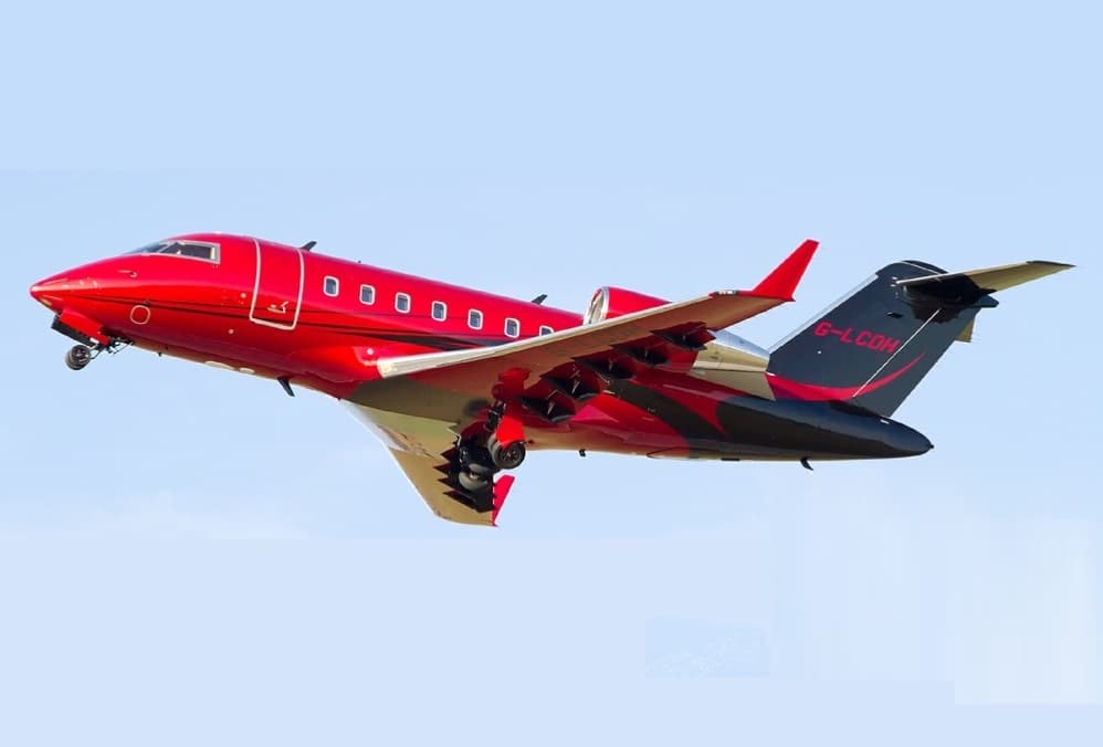 El Bombardier Challenger 605 es un jet nacido en 1978, producido por Canadair, motorizado con dos impulsores General Electric CF34-3B, que lo llevan hasta las 540 millas por horas de velocidad. Su autonomía le permite hacer vuelos intercontinentales transportando hasta 19 pasajeros.