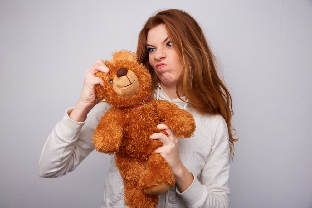 Tiendes a volverte obsesivo al demostrar tu amor y al hacerlo ¡no dejas vivir a los demás! Estar recibiendo textos, mensajes y llamadas a toda hora, preguntando ¿qué haces?, aunque sean hechos con la mejor intención tienden a volverse agotadores sobre todo si la otra persona está descansando, viendo una película, en una cafetería con amigos, bañándose y no puede contestarte enseguida.