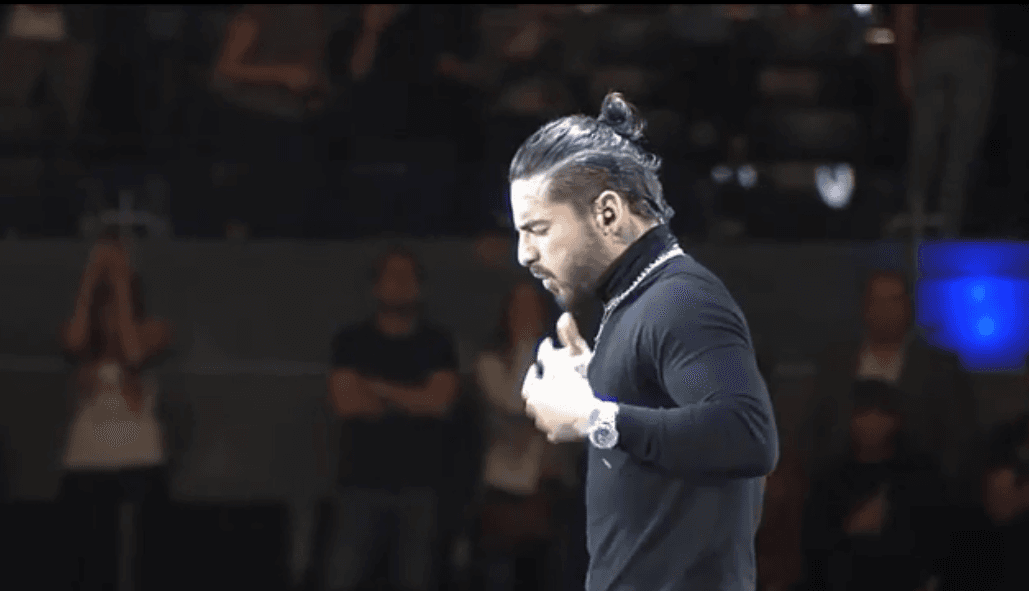 El intérprete de 23 años tomó una fuerte bocanada de aire y siguió de manera impecable su presentación. 
<br>
<br>