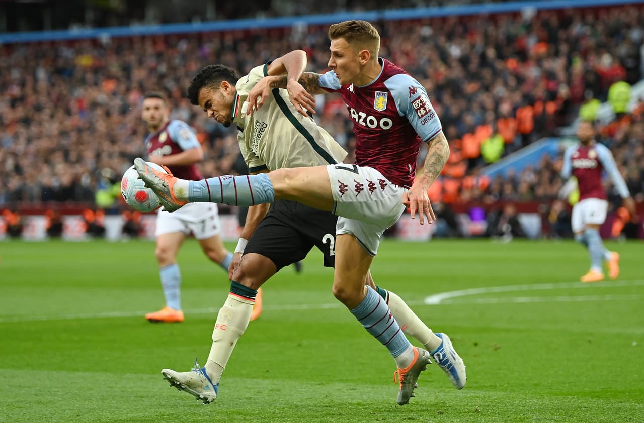 En un partido que comenzó perdiendo y en el que tuvo que hacer un mayor sacrificio, el Liverpool de Klopp sacó un muy importante triunfo en su visita al Aston Villa para sostener la pelea con el Manchester City.