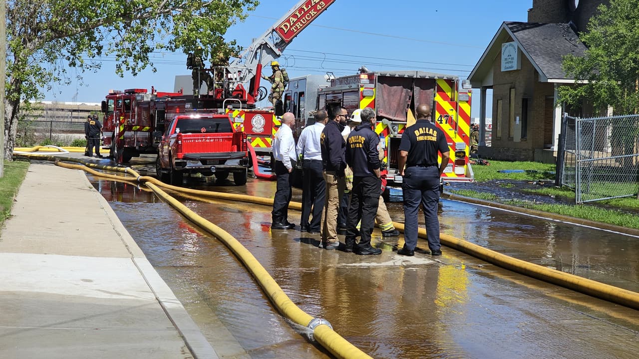 Al ser en el área de LoveField, el aeropuerto no descartó posibles retrasos en los vuelos debido a las cortinas de humo y movilización en la zona.