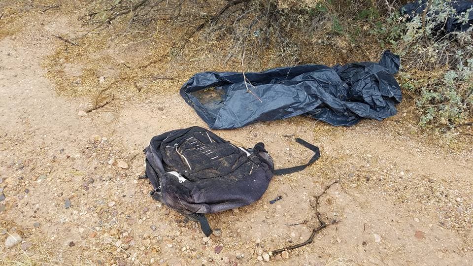 Pertenencias que indocumentados dejaron en el desierto.
