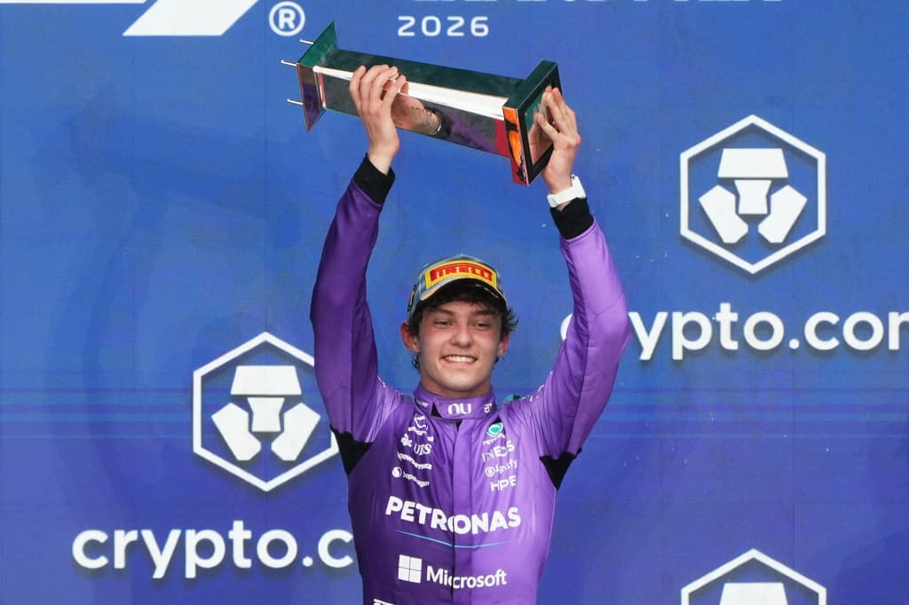 El piloto de Mercedes, Kimi Antonelli, de Italia, sostiene su trofeo tras ganar el Gran Premio de Miami de Fórmula 1.