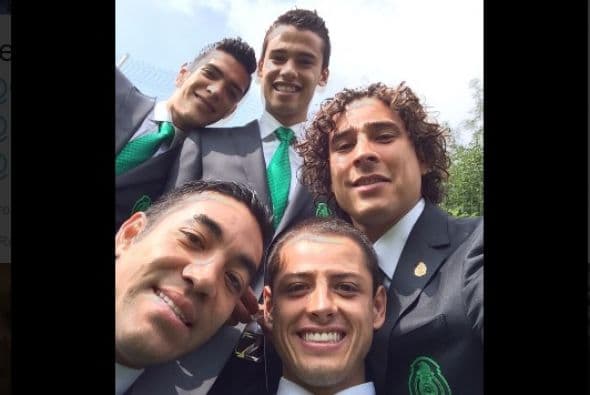 Chicharito al centro junto con los demás abanderados presumió su look elegante previo a la ceremonia con el presidente Enrique Peña Nieto.