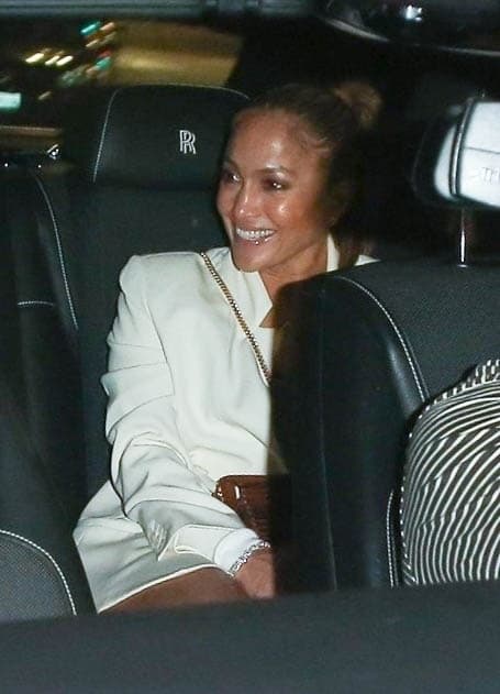 Esta vez, la cantante dejó a un lado los besos con el actor para dejarse ver muy risueña mientras iba en el asiento trasero junto a él. 
<br>