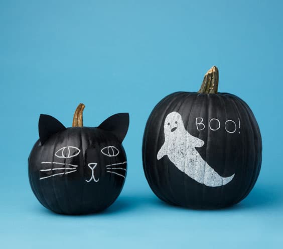 Chalk paint: utiliza pintura de pizarrón y tizas para darle vida a estas originales calabazas. Puedes borrar lo que dibujes y recrear diseños todo el tiempo. (
<a target="_blank" href="http://www.realsimple.com/holidays-entertaining/holidays/halloween/pumpkin-decorating-00100000065686/index.html#4">realsimple.com)</a>