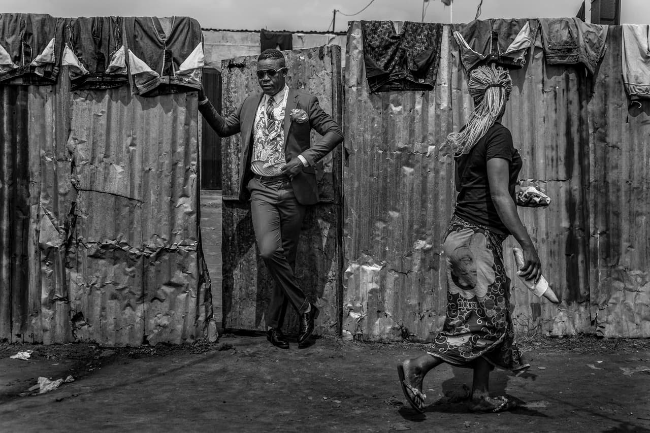 <b>Brazzaville, República del Congo. -</b> Perriera, de 37 años, tiene dos hijos y es un 'sapeur'. ¿Qué es eso? Un movimiento en el Congo de adherentes a la Sape (abreviatura de la frase del francés "Sociedad de ambientadores y gente elegante") un movimiento que encarna la elegancia de los antecesores coloniales. / Crédito: Tariq Zaidi, Reino Unido. Categoría Rostros, Personas y Culturas. Trabajo altamente elogiado / 
<a href="www.tpoty.com" target="_blank">Tpoty</a>