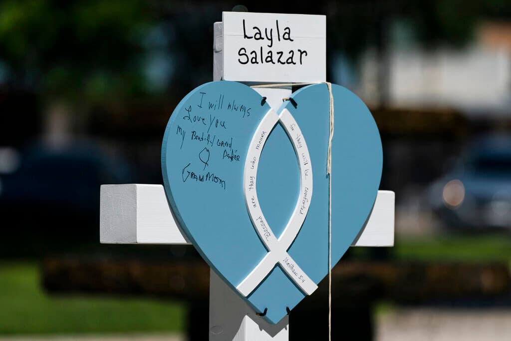 En una de las cruces se lee un mensaje en honor a Layla Salazar, una de las víctimas del tiroteo en la Escuela Primaria Robb, en Uvalde, Texas.