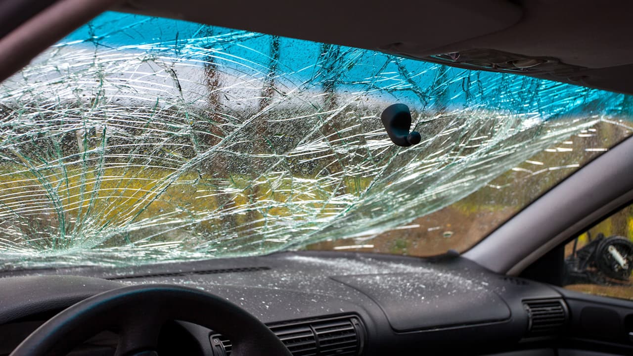 Menor de 15 años y mujer de 51 fallecen en accidente de auto en la I-90