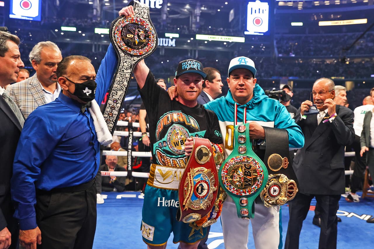 Saúl 'Canelo' Álvarez le dio una tunda al peleador británico, le cerró por completo un ojo y provocó que ya no saliera al noveno round después del castigo que recibió en 8 asaltos dominados por el mexicano.
