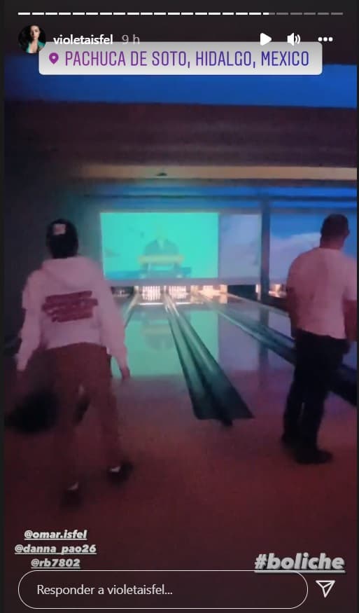 Violeta Isfel no logró hacer una chuza, en cambio Omar mostró tener práctica al tirar varios pinos.