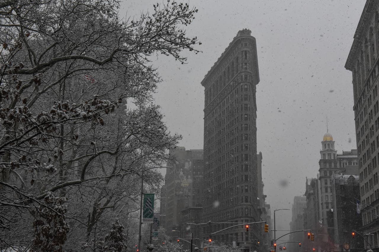 <b>Nueva York, NY. </b>El famoso edificio Flatiron de Nueva York apenas visible por la tormenta de nieve este sábado 9 de diciembre. Las autoridades dijeron que se espera que nieve en la ciudad entre 3 y 6 pulgadas de nieve en esta primera nevada.
<br>