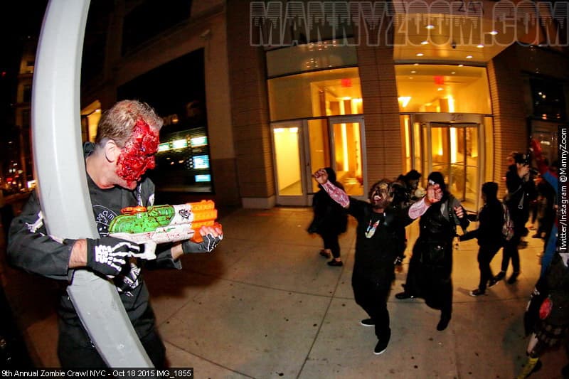 La ciudad de Nueva York se llenó de zombies en el Zombie Crawl 2015.
