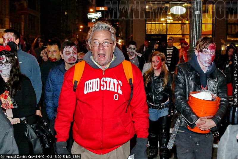 La ciudad de Nueva York se llenó de zombies en el Zombie Crawl 2015.