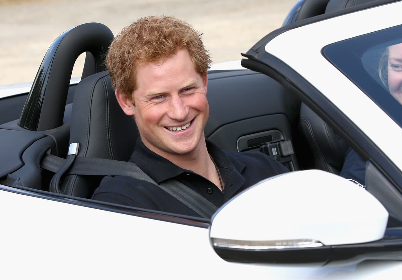 Lo que aún no sabemos es si
<b>Harry también tomará prestado el Aston Martin DB6 de su papá</b> el día de su boda con Meghan Markle, o si nos dará una sorpresa con otro vehículo. Mantenganse en sintonía.