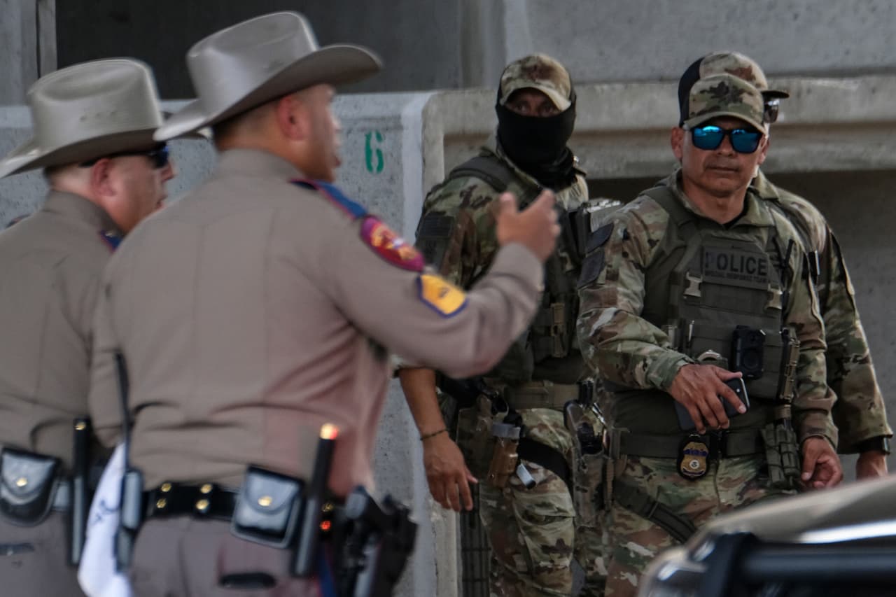 En esta escena se observan elementos de la policía de Texas, quienes van de café, y los de camuflaje, agentes federales pertenecientes a ICE.