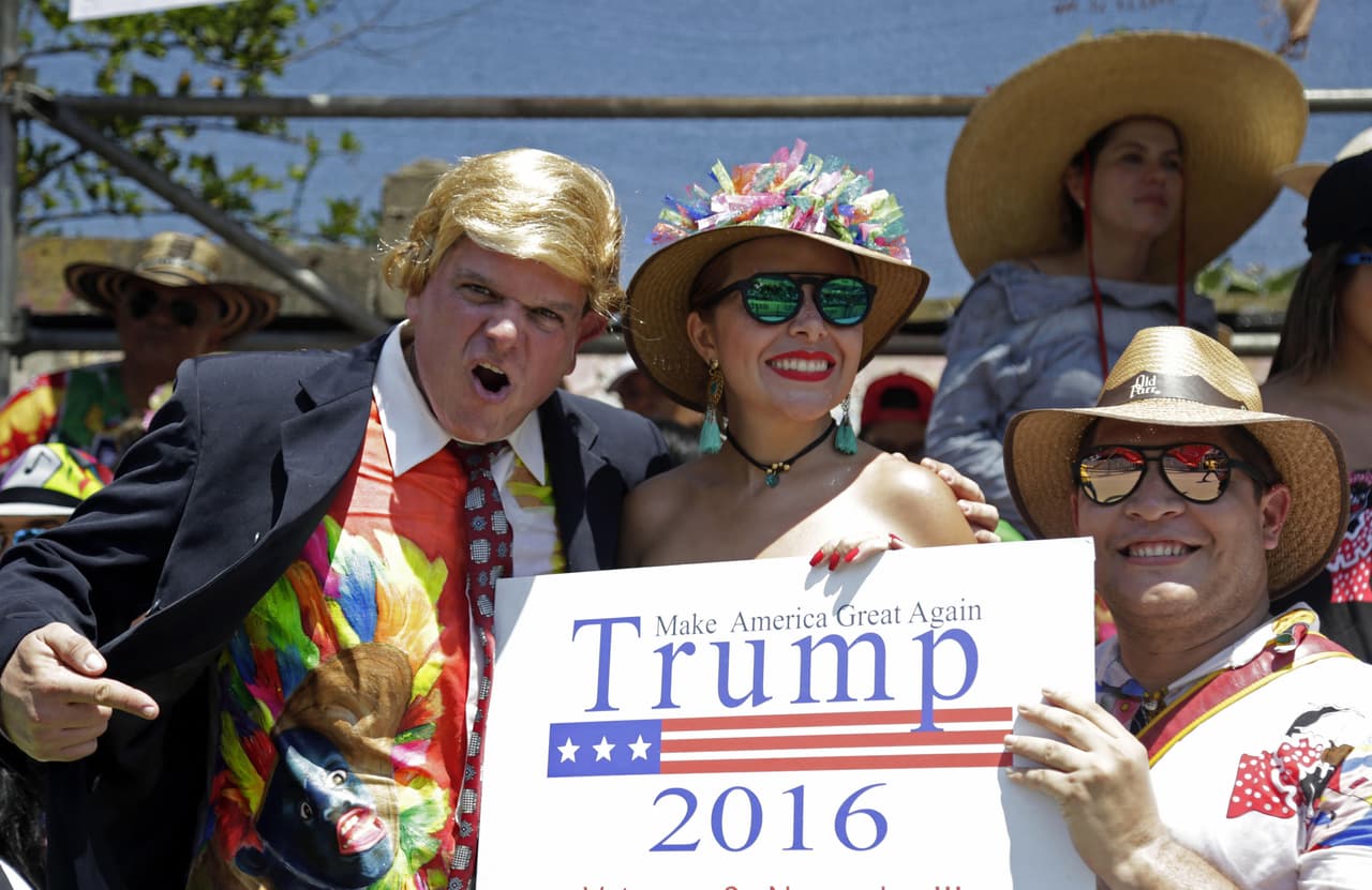 <b>Barranquilla, Colombia. </b>Un hombre disfrazado de Donald Trump desfila en el comienzo del carnaval de Barranquilla, Colombia. 25 de febrero de 2017.