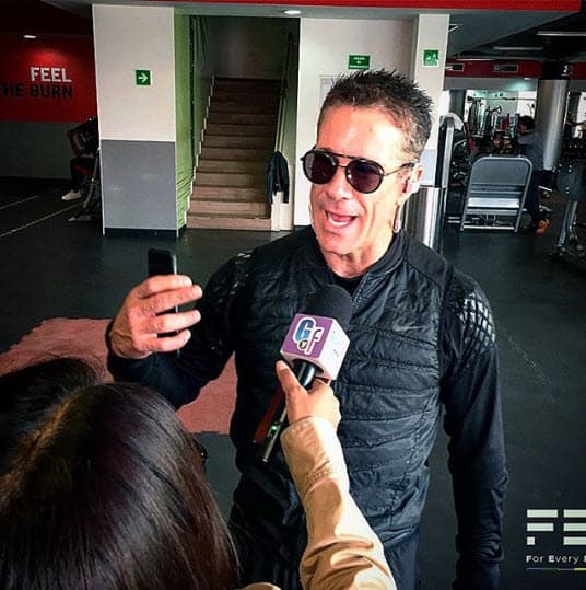 Cuando se le cuestionó si le tenía miedo a las autoridades estadounidenses ahora que emitieron una orden de arresto en su contra, así respondió: “Mira, la opinión de eso es como que, por eso vivo en el país mas fregón del planeta, que es México”.
<br>