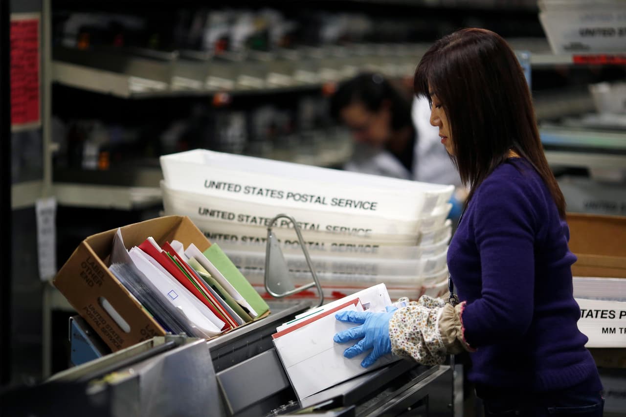 <b>Puesto 12. Operadores de máquinas procesadoras del correo en el servicio postal</b>
<br>
<br>Edad promedio de la población activa: 52.0 años.
<br>
<br>Trabajadores con 65 años o más: 7,000 (10.6% de la población activa total).
<br>
<br>Crecimiento proyectado del empleo (2019-2029): -17.8%.
<br>
<br>Ingreso anual promedio: 50,804 dólares.
<br>
<br>La reducción en la demanda de este empleo en la próxima década se debe a la disminución en el uso del correo convencional, y también a los sistemas automatizados que ahora realizan estas tareas.
<br>